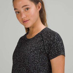 Lululemon - Swiftly Tech Short Sleeve Shirt 2.0 - Black/White - Size 16